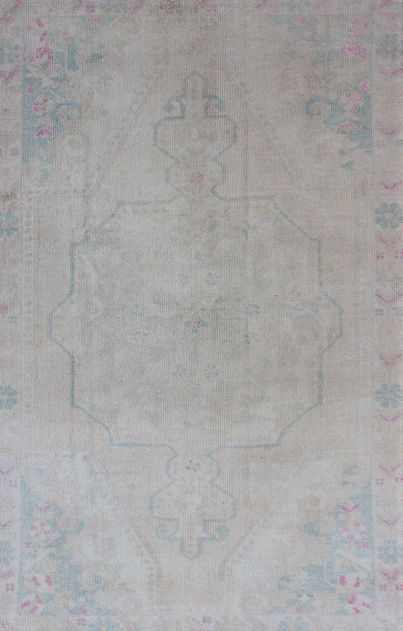 Hand Knotted Turkish Vintage Oushak Rug with Floral Medallion Design Measures: 4'5 x 7'1 Vintage Oushakcarpet with stylized botanical medallion design, Keivan Woven Arts / rug EN - 176588, country of origin / type: Turkey / Oushak, circa ... - Keivan Woven ArtsEN - 176588 - 10698Rug