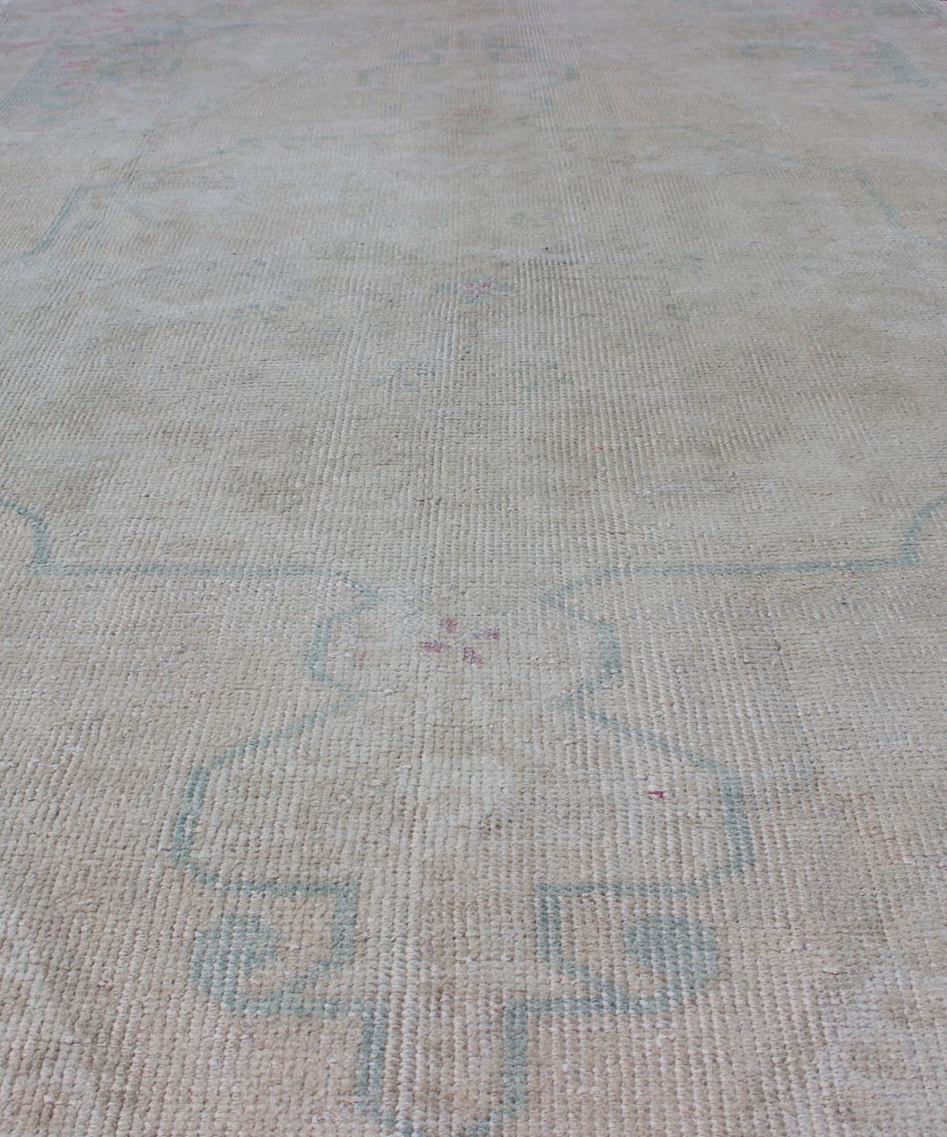 Hand Knotted Turkish Vintage Oushak Rug with Floral Medallion Design Measures: 4'5 x 7'1 Vintage Oushakcarpet with stylized botanical medallion design, Keivan Woven Arts / rug EN - 176588, country of origin / type: Turkey / Oushak, circa ... - Keivan Woven ArtsEN - 176588 - 10698Rug