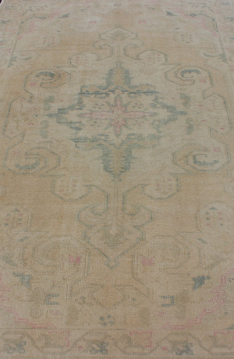 Vintage Oushak Rug from Turkey with Muted Colors and Floral Medallion' Vintage Oushak rug from Turkey with Medallion Design, rug/EN - 176596 , country of origin / type: Turkey / Oushak, circa 1950. This vintage Turkish Oushak rug features a fai... - Keivan Woven ArtsEN - 176596 - 10271Rug