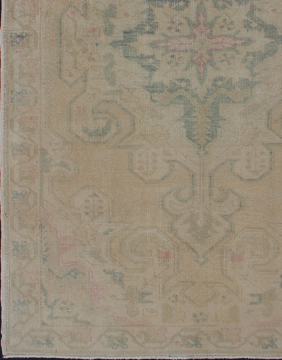 Vintage Oushak Rug from Turkey with Muted Colors and Floral Medallion' Vintage Oushak rug from Turkey with Medallion Design, rug/EN - 176596 , country of origin / type: Turkey / Oushak, circa 1950. This vintage Turkish Oushak rug features a fai... - Keivan Woven ArtsEN - 176596 - 10271Rug
