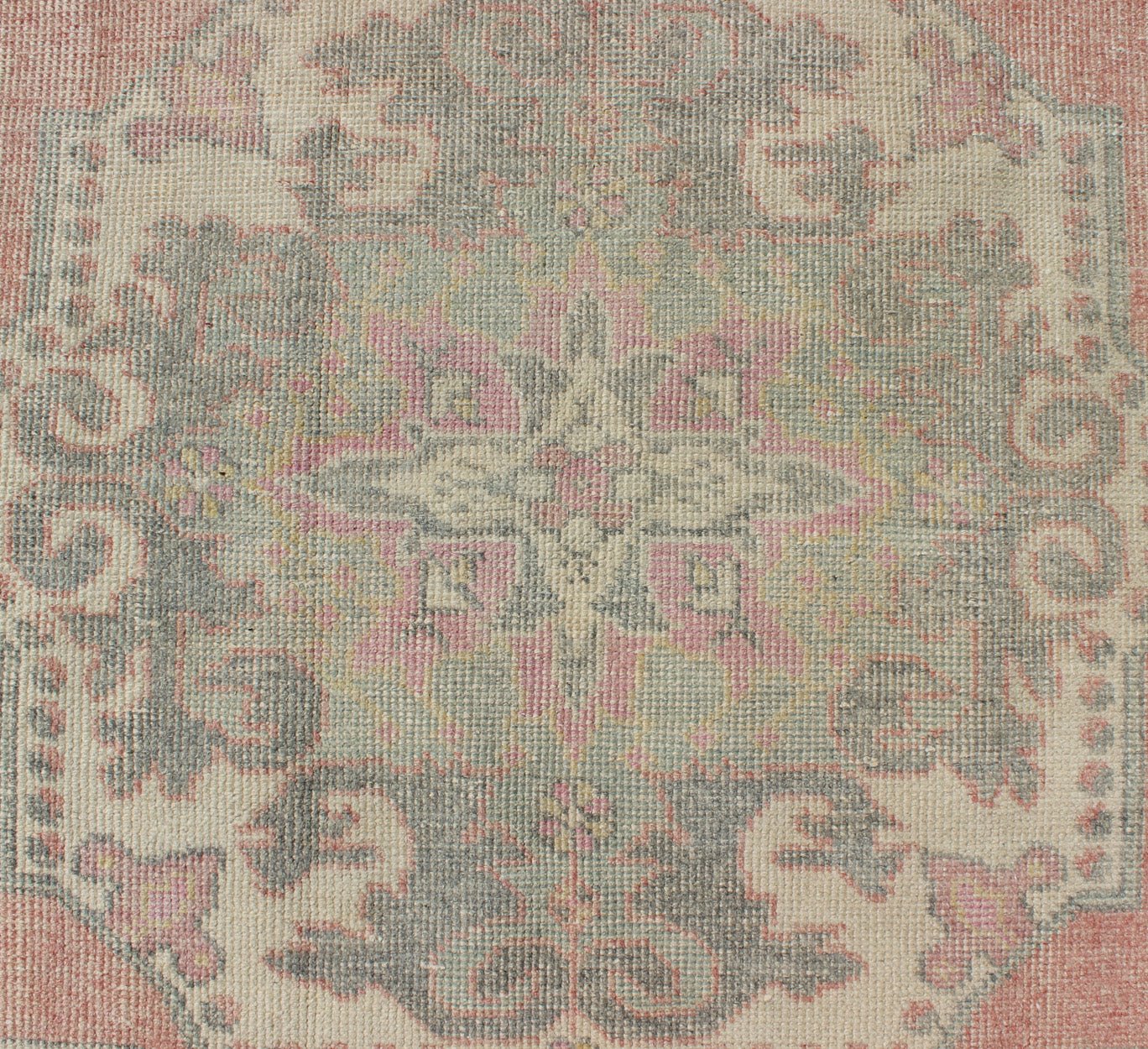 Elegant Oushak Rug from Turkey with Floral Medallion Design Pink, light green, and ivory vintage rug with flower medallion pattern, rug EN - 176597, country of origin / type: Turkey / Oushak, circa 1940 This vintage oushak carpet features a bea... - Keivan Woven ArtsEN - 176597 - 10191Rug