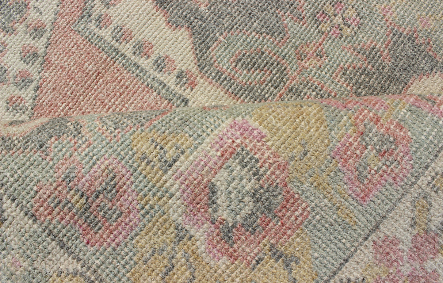 Elegant Oushak Rug from Turkey with Floral Medallion Design Pink, light green, and ivory vintage rug with flower medallion pattern, rug EN - 176597, country of origin / type: Turkey / Oushak, circa 1940 This vintage oushak carpet features a bea... - Keivan Woven ArtsEN - 176597 - 10191Rug