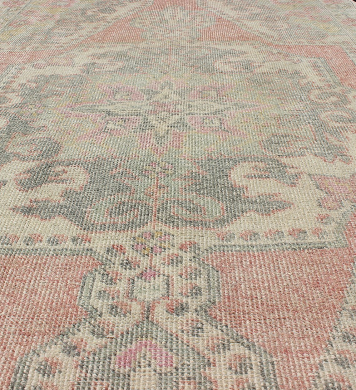 Elegant Oushak Rug from Turkey with Floral Medallion Design Pink, light green, and ivory vintage rug with flower medallion pattern, rug EN - 176597, country of origin / type: Turkey / Oushak, circa 1940 This vintage oushak carpet features a bea... - Keivan Woven ArtsEN - 176597 - 10191Rug