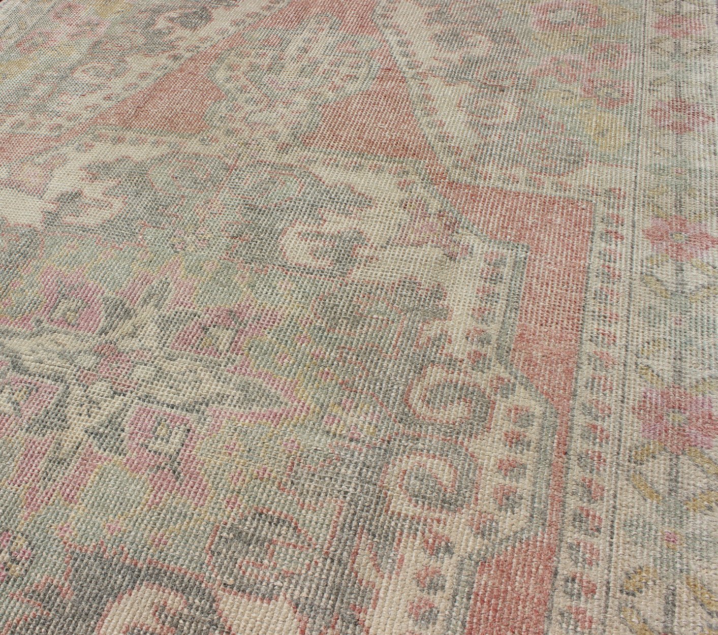 Elegant Oushak Rug from Turkey with Floral Medallion Design Pink, light green, and ivory vintage rug with flower medallion pattern, rug EN - 176597, country of origin / type: Turkey / Oushak, circa 1940 This vintage oushak carpet features a bea... - Keivan Woven ArtsEN - 176597 - 10191Rug
