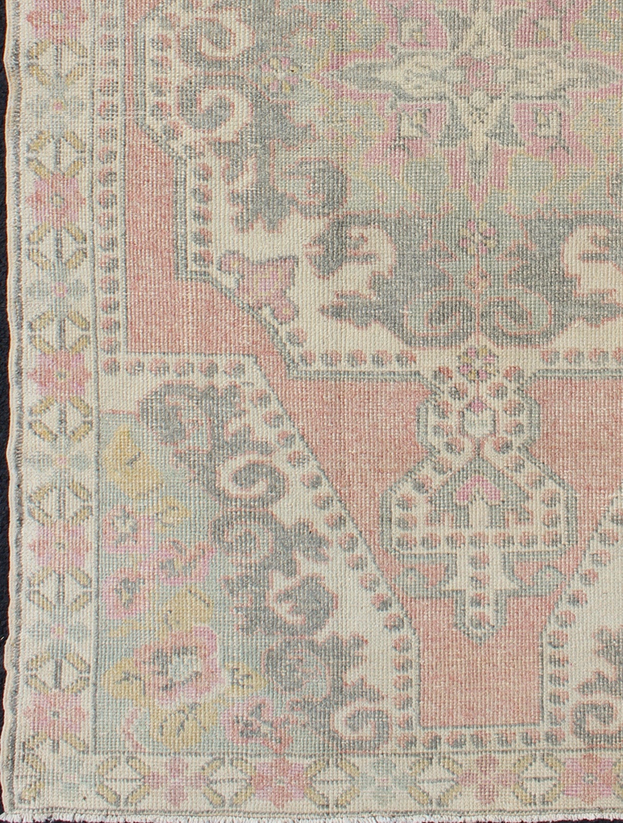 Elegant Oushak Rug from Turkey with Floral Medallion Design Pink, light green, and ivory vintage rug with flower medallion pattern, rug EN - 176597, country of origin / type: Turkey / Oushak, circa 1940 This vintage oushak carpet features a bea... - Keivan Woven ArtsEN - 176597 - 10191Rug