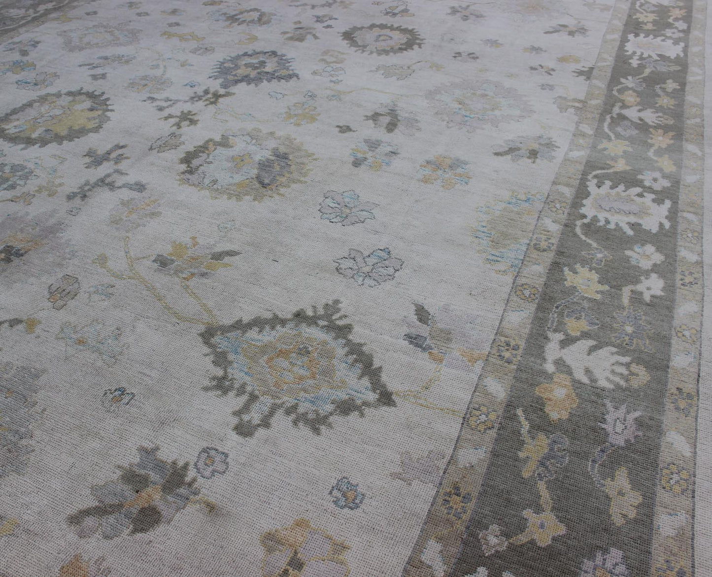 Turkish Oushak Rug with Neutral Color Palette and All - Over Flower Design Turkish Oushak Rug with Neutral Color Palette and All - Over Flower Design, rug en - 176598, country of origin / type: Turkey / Oushak This traditional Oushak rug from ... - Keivan Woven ArtsEN - 176598 - 11209Rug