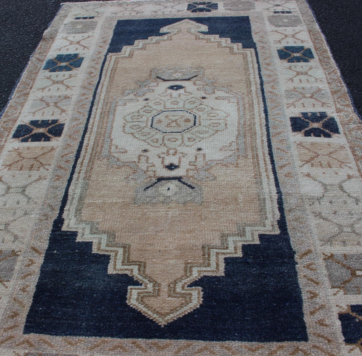 Vintage Turkish Oushak rug with stylized medallion in midnight blue and cream, rug EN - 176996, Keivan Woven Arts / country of origin / type: Turkey / Oushak, circa 1940 This Turkish vintage Oushak rug, circa 1940 features an intricately beautiful... - Keivan Woven ArtsEN - 176996 - 11823Rug