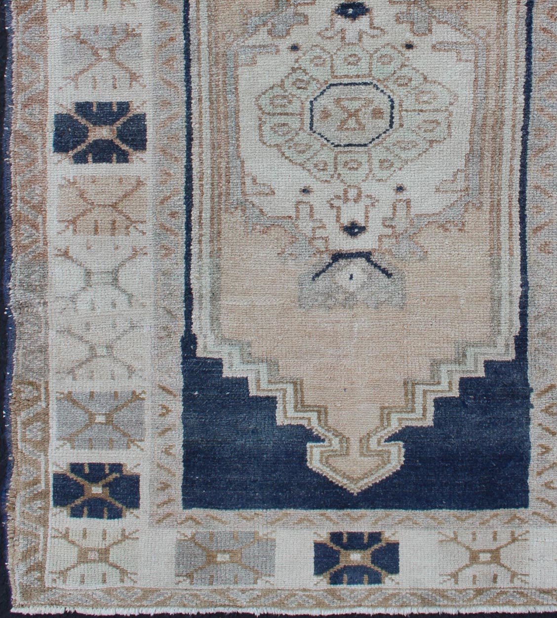 Vintage Turkish Oushak rug with stylized medallion in midnight blue and cream, rug EN - 176996, Keivan Woven Arts / country of origin / type: Turkey / Oushak, circa 1940 This Turkish vintage Oushak rug, circa 1940 features an intricately beautiful... - Keivan Woven ArtsEN - 176996 - 11823Rug