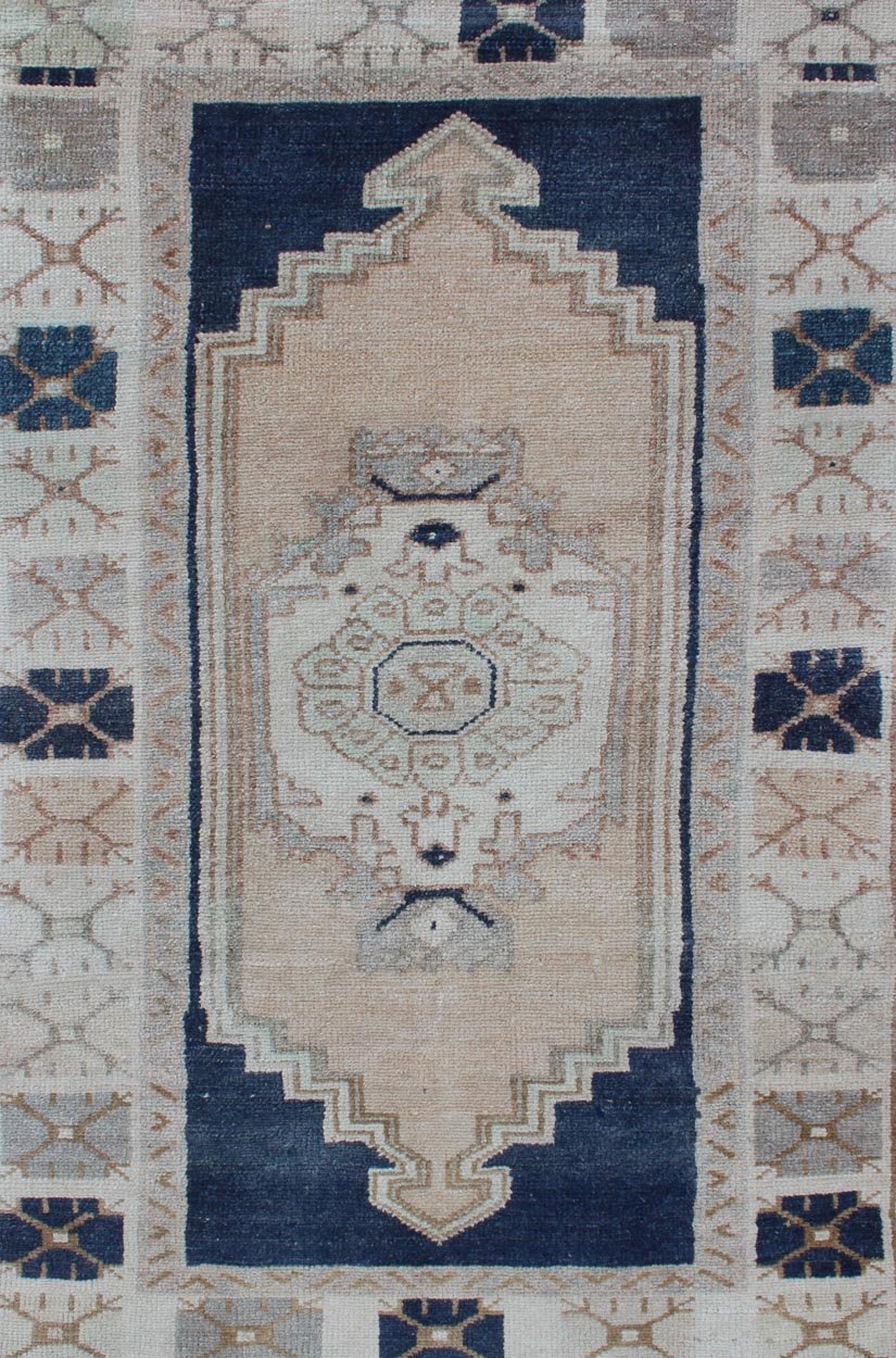 Vintage Turkish Oushak rug with stylized medallion in midnight blue and cream, rug EN - 176996, Keivan Woven Arts / country of origin / type: Turkey / Oushak, circa 1940 This Turkish vintage Oushak rug, circa 1940 features an intricately beautiful... - Keivan Woven ArtsEN - 176996 - 11823Rug