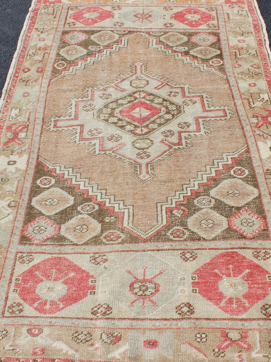 Tribal Medallion Design Vintage Turkish Oushak Rug in Earth Tones & Coral Pink. Tan, earth tones and coral pink tribal medallion design unique Oushak vintage rug from Turkey, Keivan Woven Arts / rug EN - 179009, country of origin / type: Turkey / ... - Keivan Woven ArtsEN - 179009 - 11729Rug