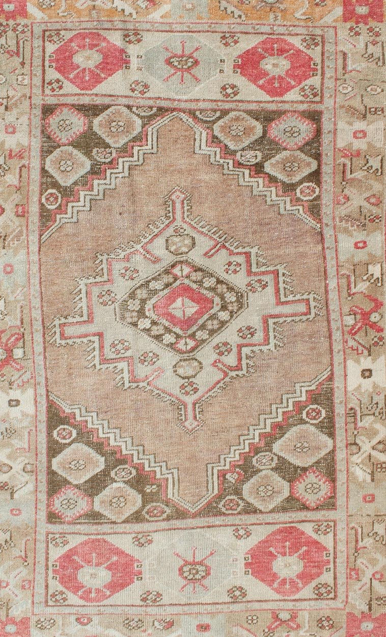 Tribal Medallion Design Vintage Turkish Oushak Rug in Earth Tones & Coral Pink. Tan, earth tones and coral pink tribal medallion design unique Oushak vintage rug from Turkey, Keivan Woven Arts / rug EN - 179009, country of origin / type: Turkey / ... - Keivan Woven ArtsEN - 179009 - 11729Rug