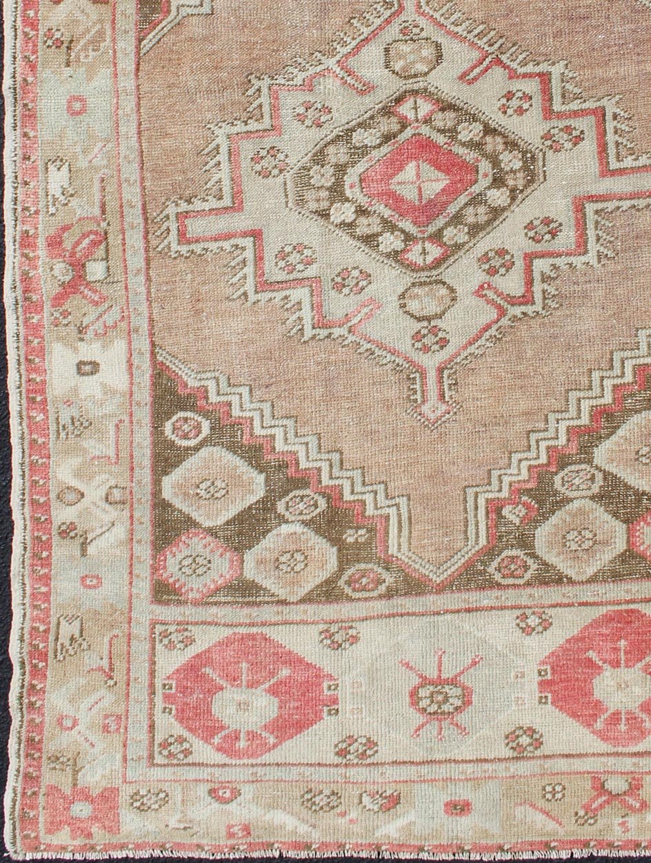 Tribal Medallion Design Vintage Turkish Oushak Rug in Earth Tones & Coral Pink. Tan, earth tones and coral pink tribal medallion design unique Oushak vintage rug from Turkey, Keivan Woven Arts / rug EN - 179009, country of origin / type: Turkey / ... - Keivan Woven ArtsEN - 179009 - 11729Rug