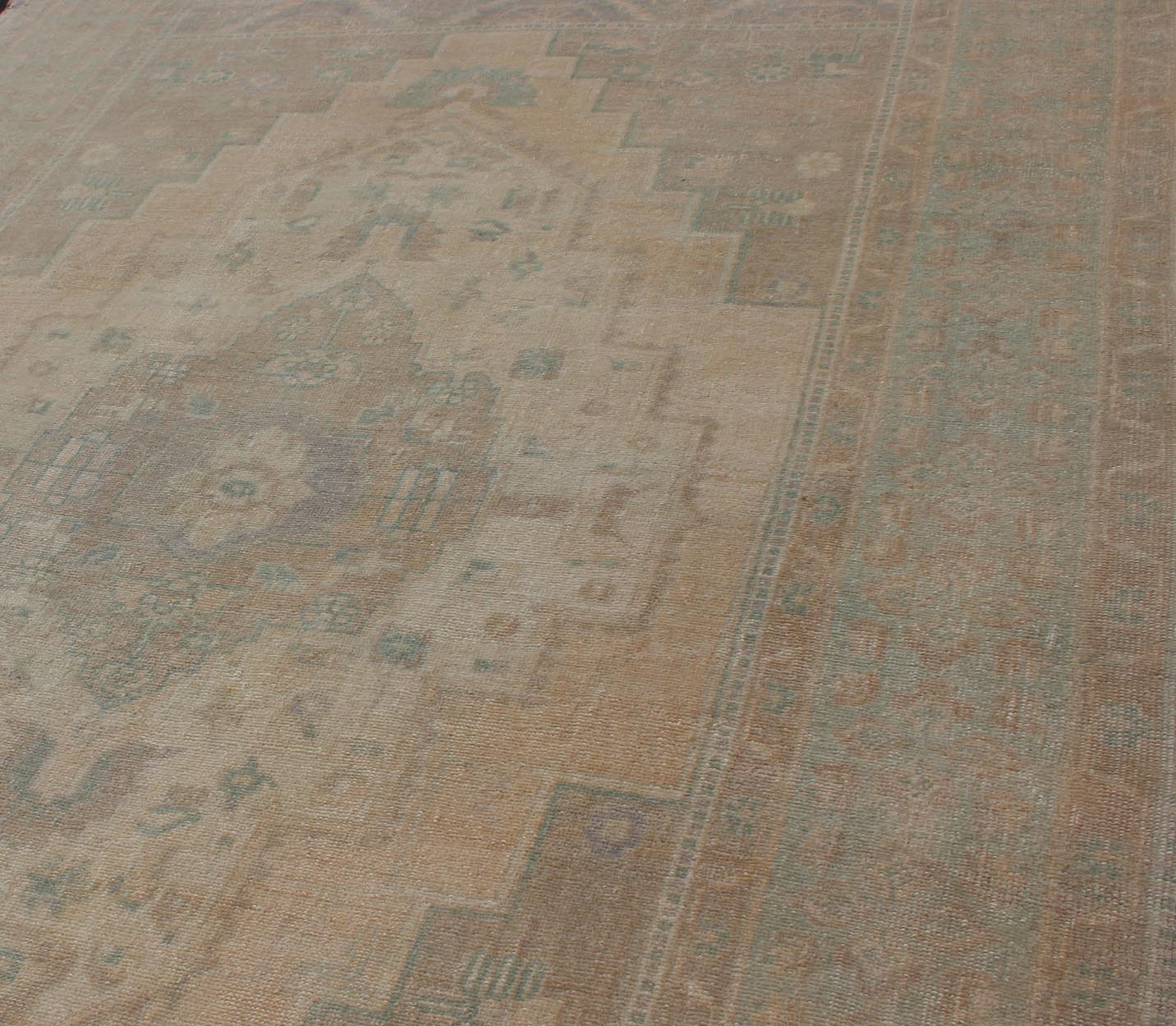 Faded Turkish Hand Knotted Oushak With Medallion With Muted Colors of Tan, Muted Light Peach Faded vintage Turkish Oushak Medallion rug in taupe, tan and light peach, kwarugs / EN - 179139, country of origin / type: Turkey / Oushak, circa mid - 20th... - Keivan Woven ArtsEN - 179139 - 11986Rug