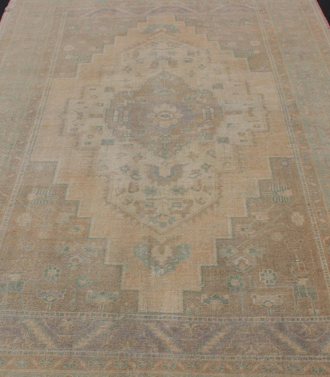 Faded Turkish Hand Knotted Oushak With Medallion With Muted Colors of Tan, Muted Light Peach Faded vintage Turkish Oushak Medallion rug in taupe, tan and light peach, kwarugs / EN - 179139, country of origin / type: Turkey / Oushak, circa mid - 20th... - Keivan Woven ArtsEN - 179139 - 11986Rug