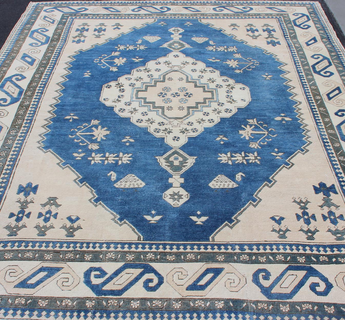 Royal Blue, White and Taupe Vintage Hand Knotted Turkish Rug With Geometric Medallion Vintage Oushak carpet with Geometric design, rug en - 179331/ Keivan Woven Arts / country of origin / type: Turkey / Oushak, circa 1940. This vintage Oush... - Keivan Woven ArtsEN - 179331 - 11865Rug