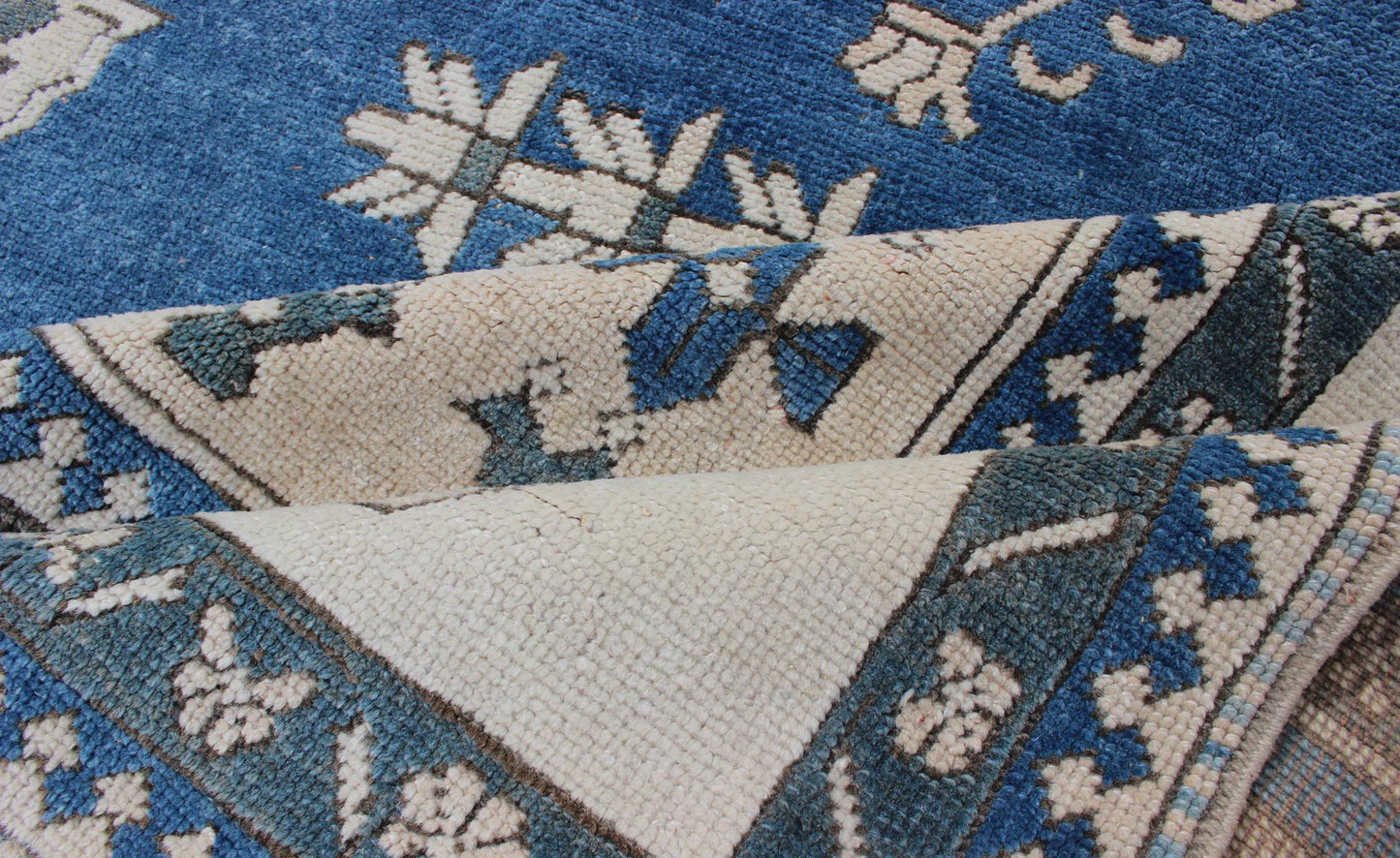 Royal Blue, White and Taupe Vintage Hand Knotted Turkish Rug With Geometric Medallion Vintage Oushak carpet with Geometric design, rug en - 179331/ Keivan Woven Arts / country of origin / type: Turkey / Oushak, circa 1940. This vintage Oush... - Keivan Woven ArtsEN - 179331 - 11865Rug