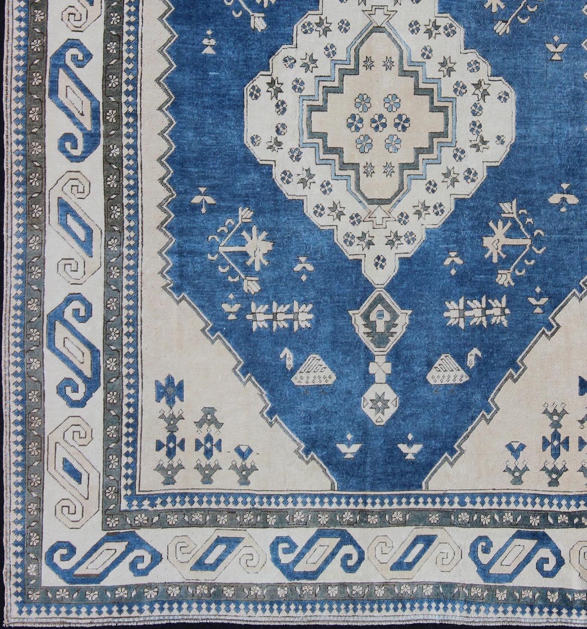 Royal Blue, White and Taupe Vintage Hand Knotted Turkish Rug With Geometric Medallion Vintage Oushak carpet with Geometric design, rug en - 179331/ Keivan Woven Arts / country of origin / type: Turkey / Oushak, circa 1940. This vintage Oush... - Keivan Woven ArtsEN - 179331 - 11865Rug