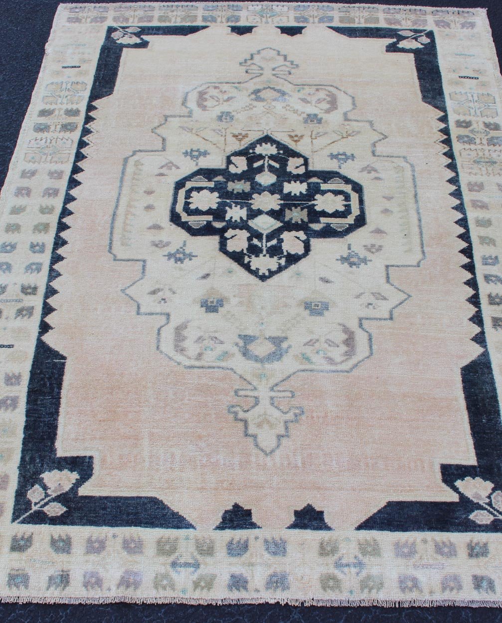 Vintage Hand Knotted Turkish Oushak Rug With Central Medallion in Blue and Cream Faded vintage Turkish Oushak rug with Central Medallion in cream and blue, Keivan Woven Arts / rug EN - 179354, country of origin / type: Turkey / Oushak, circa 1940 ... - Keivan Woven ArtsEN - 179354 - 11827Rug
