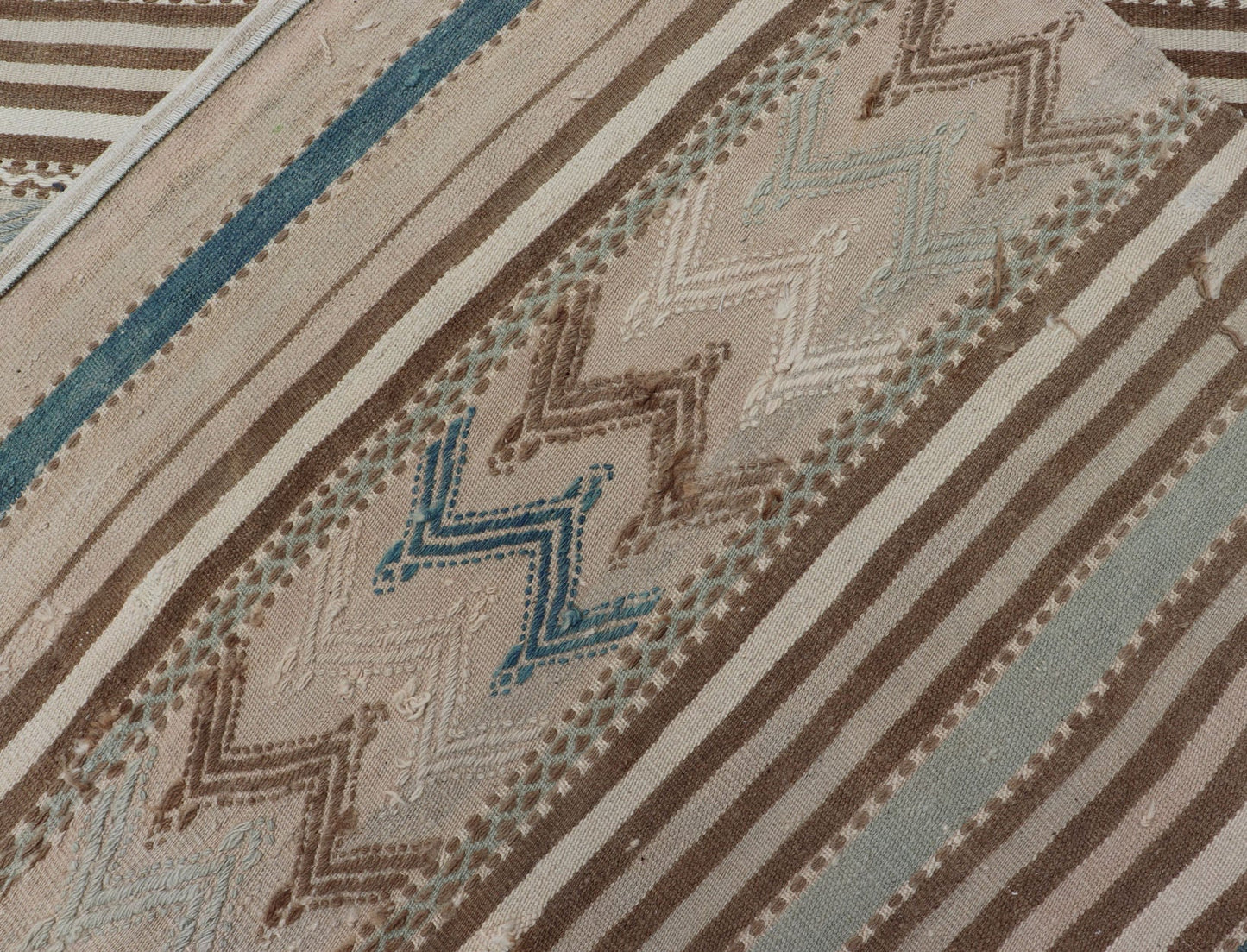 Turkish Hand Woven Flat - Weave Embroidered Kilim in Taupe, Brown, and Lt. Blue. Keivan Woven Arts / rug EN - 179493, country of origin / type: Turkey / Kilim, circa 1950 Measures: 4'6 x 8'4 This vintage flat - woven Embroidered kilim rug feat... - Keivan Woven ArtsEN - 179493 - 15380Rug