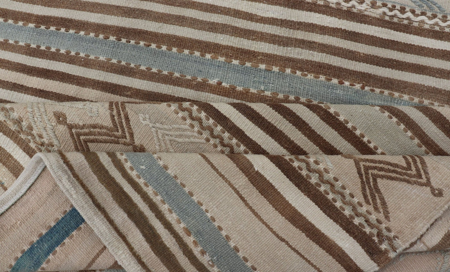 Turkish Hand Woven Flat - Weave Embroidered Kilim in Taupe, Brown, and Lt. Blue. Keivan Woven Arts / rug EN - 179493, country of origin / type: Turkey / Kilim, circa 1950 Measures: 4'6 x 8'4 This vintage flat - woven Embroidered kilim rug feat... - Keivan Woven ArtsEN - 179493 - 15380Rug