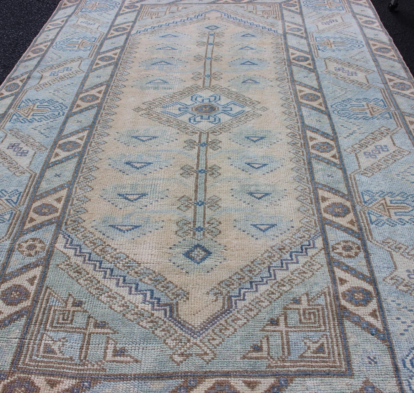 Vintage Oushak rug from Turkey with Medallion design, rug EN - 179653, Keivan Woven Arts country of origin / type: Turkey / Oushak, circa 1950 This vintage Turkish Oushak rug features a all - over design, which is composed of various flora. The dark... - Keivan Woven ArtsEN - 179653 - 11831Rug
