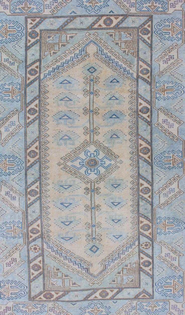 Vintage Oushak rug from Turkey with Medallion design, rug EN - 179653, Keivan Woven Arts country of origin / type: Turkey / Oushak, circa 1950 This vintage Turkish Oushak rug features a all - over design, which is composed of various flora. The dark... - Keivan Woven ArtsEN - 179653 - 11831Rug