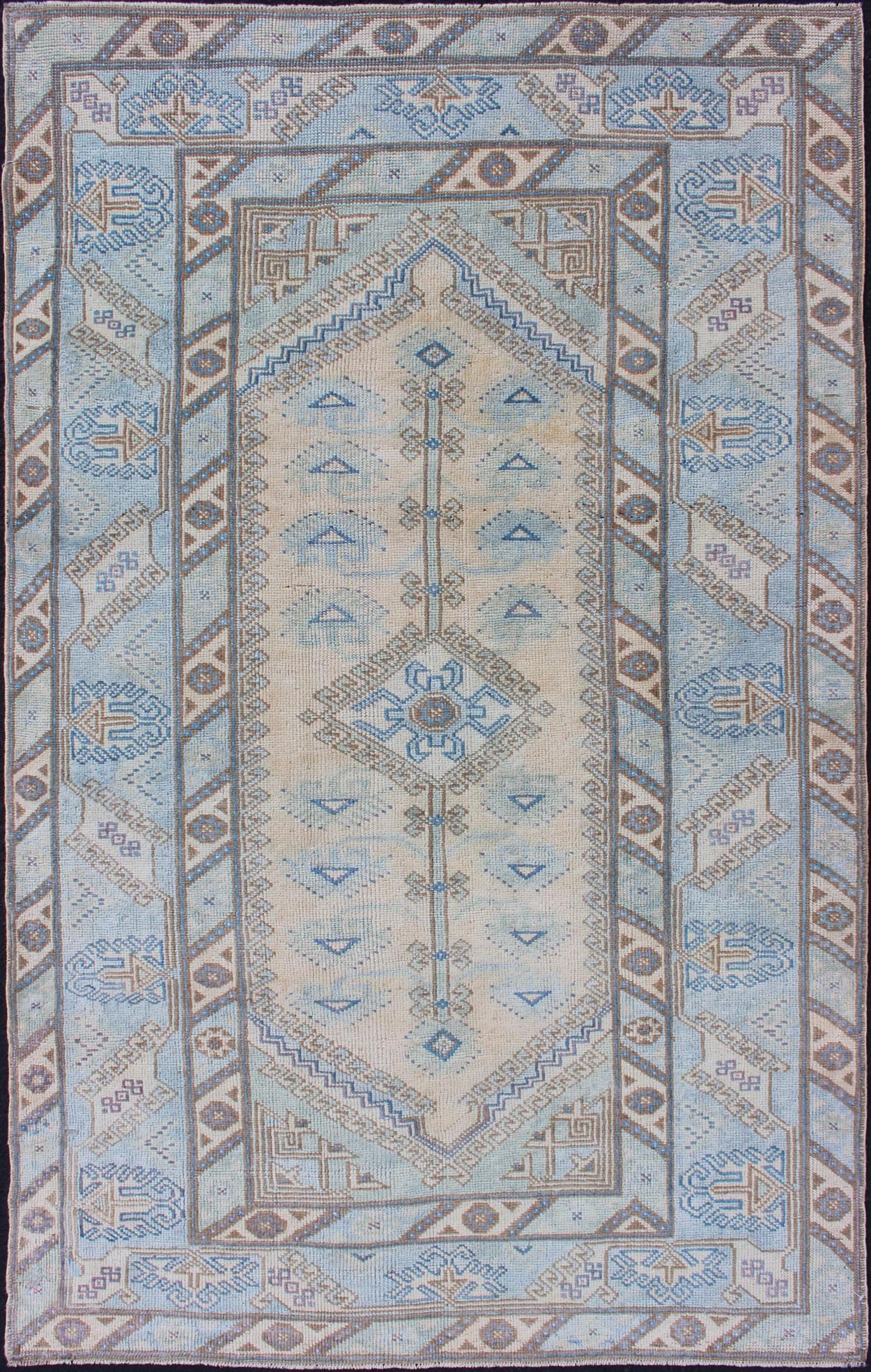 Vintage Oushak rug from Turkey with Medallion design, rug EN - 179653, Keivan Woven Arts country of origin / type: Turkey / Oushak, circa 1950 This vintage Turkish Oushak rug features a all - over design, which is composed of various flora. The dark... - Keivan Woven ArtsEN - 179653 - 11831Rug