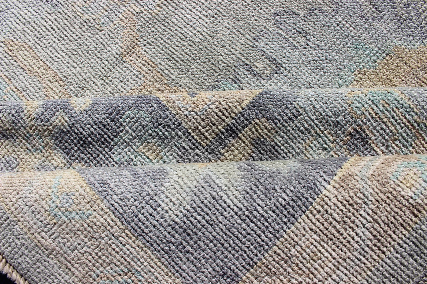 Turkish Oushak Rug With Fine Handspun Wool in All Over Design Turkish Oushak Rug with Neutral Color Palette and All - Over Flower Design Keivan Woven Arts - Fine Turkish Oushak rug with gray blue border and neutral color palette and all - over flower desi... - Keivan Woven ArtsEN - 179691 - 12423Rug