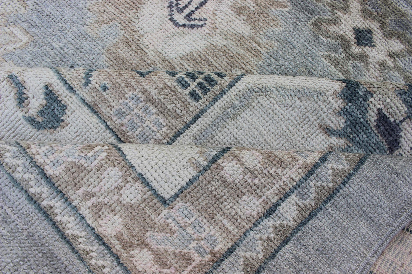 Gray, Blue and Neutral Color Palette All - Over Flower Design Turkish Oushak Rug kwarugs Turkish Oushak rug with neutral color palette and all - over flower design, rug en - 179692, country of origin / type: Turkey / Oushak This traditional Ou... - Keivan Woven ArtsEN - 179692 - 11815Rug