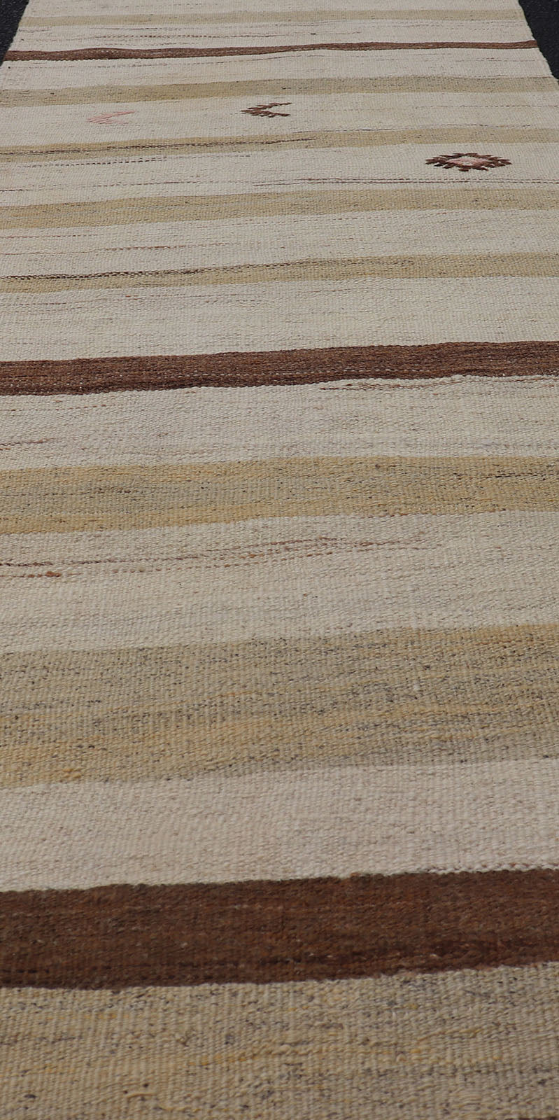 Minimalist design with traces of stripes Kilim runner in cream, light brown and taupe, Keivan Woven Arts / rug EN - 179919, country of origin / type: Turkey / Kilim, circa 1950 This flat - woven Kilim runner from Turkey features an understated compo... - Keivan Woven ArtsEN - 179919 - 17796Rug