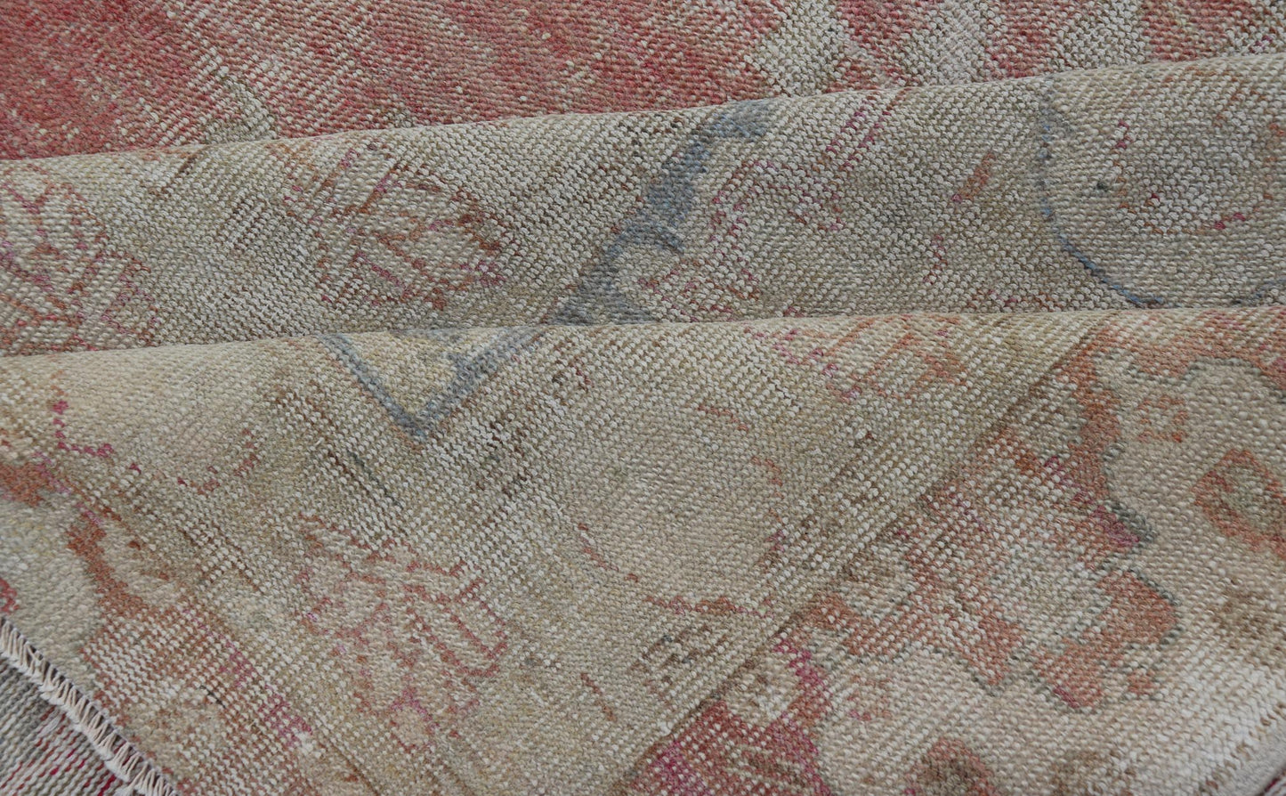 Measures: 9'7 x 13'7 Antique Hand Knotted Turkish Oushak with Large Medallion in Off White and Coral. Keivan Woven Arts / rug EN - 179974, country of origin / type: Turkey / Oushak, circa 1920 This large antique Turkish Oushak rug bears a off whit... - Keivan Woven ArtsEN - 179974 - 21949Rug