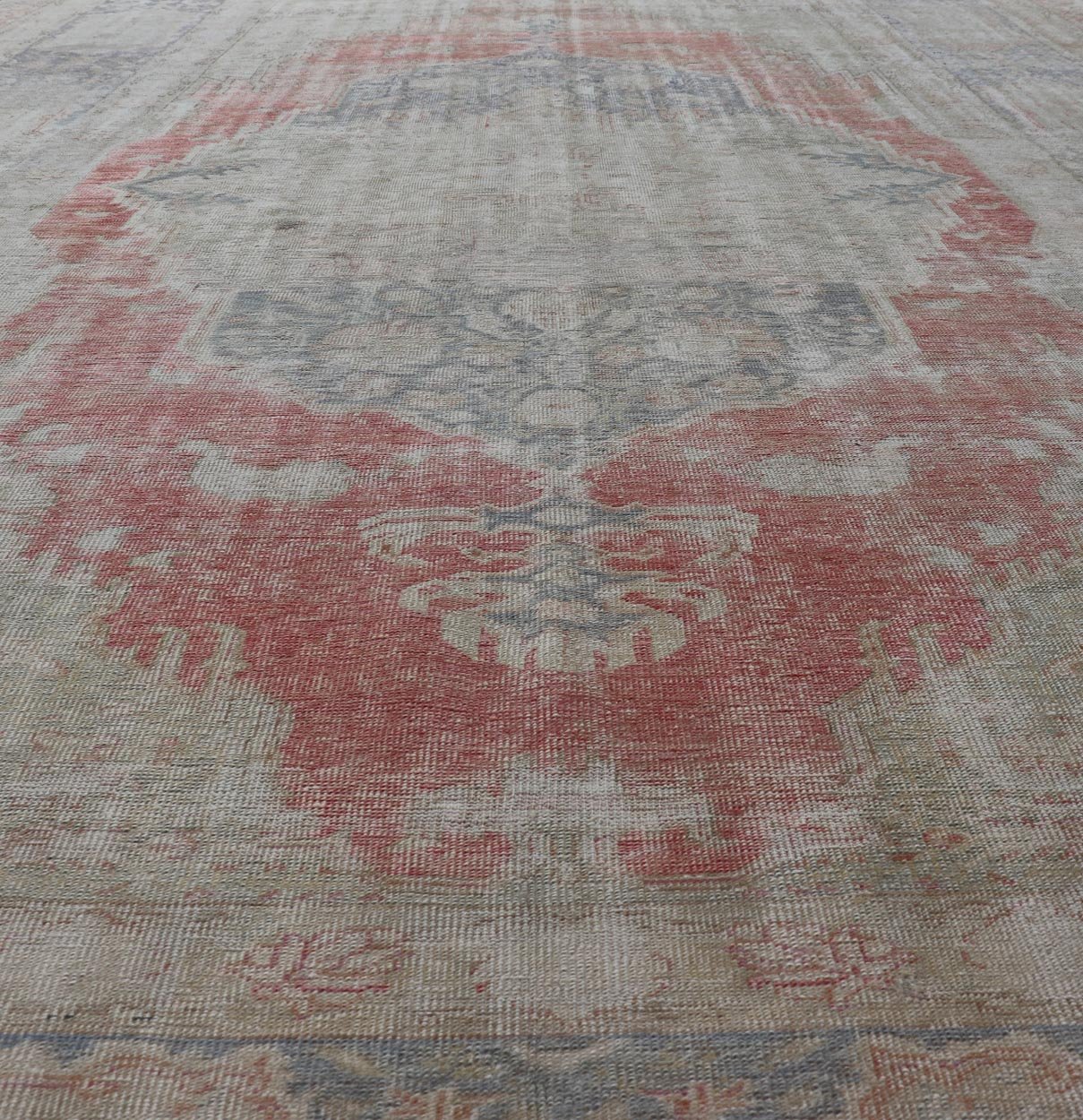 Measures: 9'7 x 13'7 Antique Hand Knotted Turkish Oushak with Large Medallion in Off White and Coral. Keivan Woven Arts / rug EN - 179974, country of origin / type: Turkey / Oushak, circa 1920 This large antique Turkish Oushak rug bears a off whit... - Keivan Woven ArtsEN - 179974 - 21949Rug