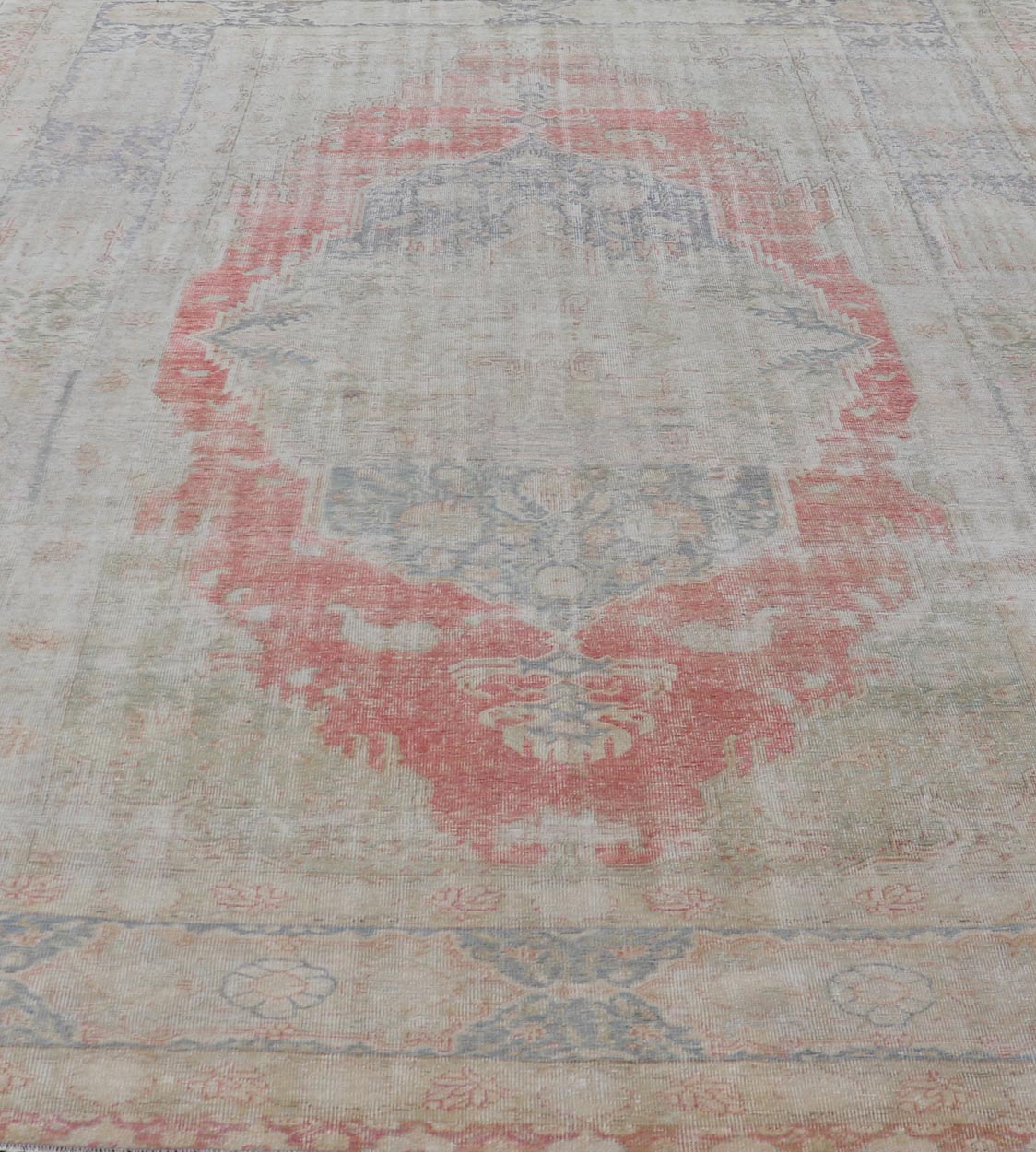 Measures: 9'7 x 13'7 Antique Hand Knotted Turkish Oushak with Large Medallion in Off White and Coral. Keivan Woven Arts / rug EN - 179974, country of origin / type: Turkey / Oushak, circa 1920 This large antique Turkish Oushak rug bears a off whit... - Keivan Woven ArtsEN - 179974 - 21949Rug