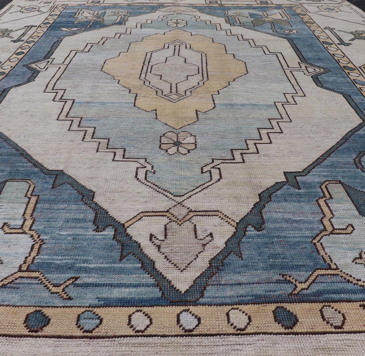 Vintage Turkish Oushak Rug with Geometric Medallion & Tribal Design. Keivan Woven Arts / rug EN - 179978, country of origin / type: Turkey / Oushak, circa 1950 Measures: 8'0 x 11'0 This vintage Oushak carpet from mid - 20th century Turkey features a... - Keivan Woven ArtsEN - 179978 - 23702Rug