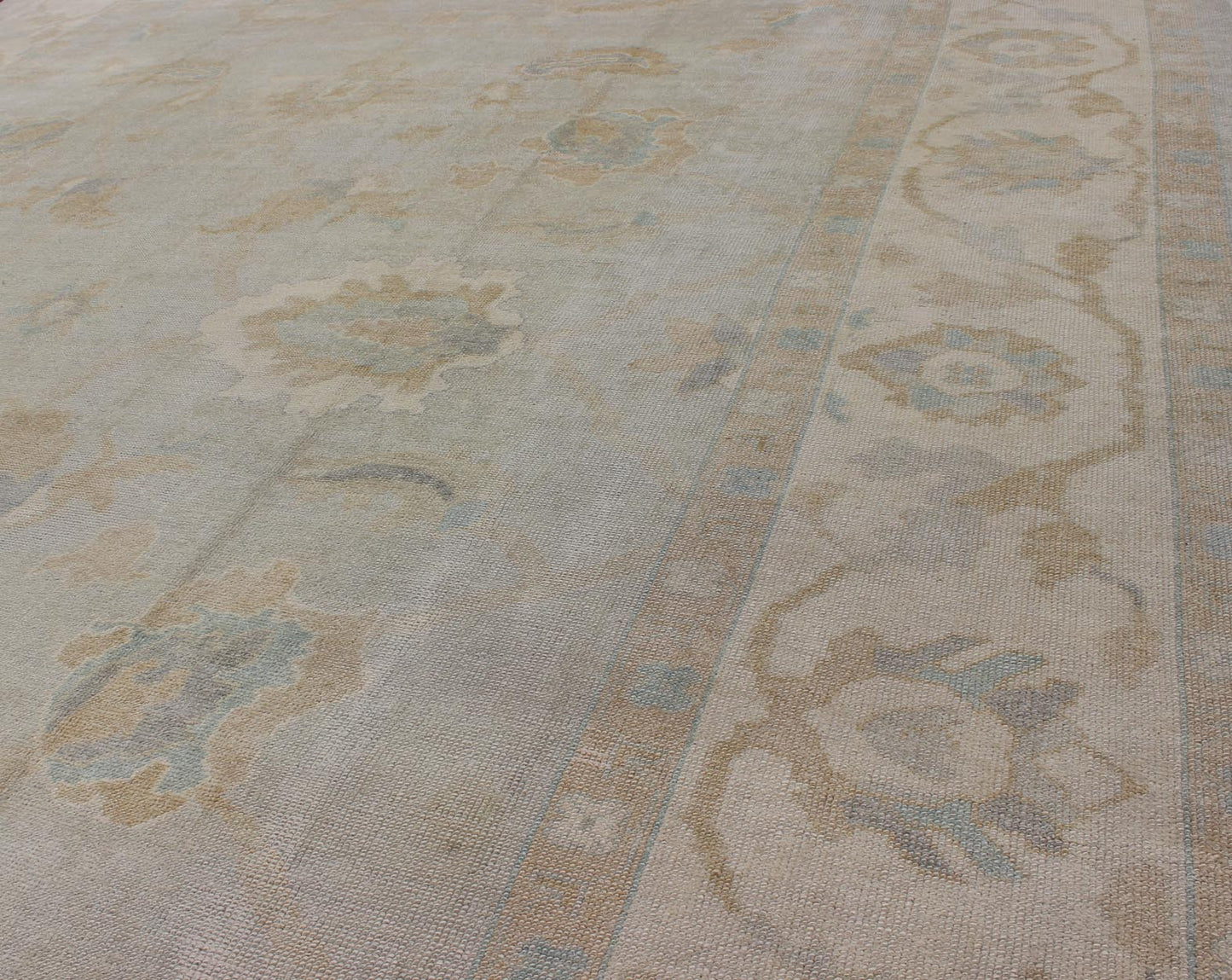 Large Turkish Oushak rug with pastel colors and Botanical design, rug en - 3266, country of origin / type: Turkey / Oushak, circa 1980. This vintage Turkish Oushak rug is remarkably elegant in both color and design. The central field of light gray... - Keivan Woven ArtsEN - 3266 - 5981Rug