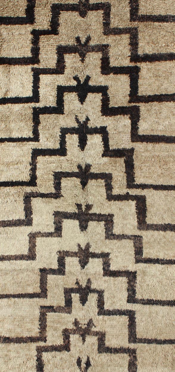 Made with very fine wool and Angora blend, this vintage Turkish Tulu carpet displays Mid - Century Modern design with connected Tribal pattern in brown and tan, Rug EN - 3312 / Keivan Woven Arts / country of origin / type: Turkey / Tulu circa mid - 20th cent... - Keivan Woven ArtsEN - 3312 - 5508Rug