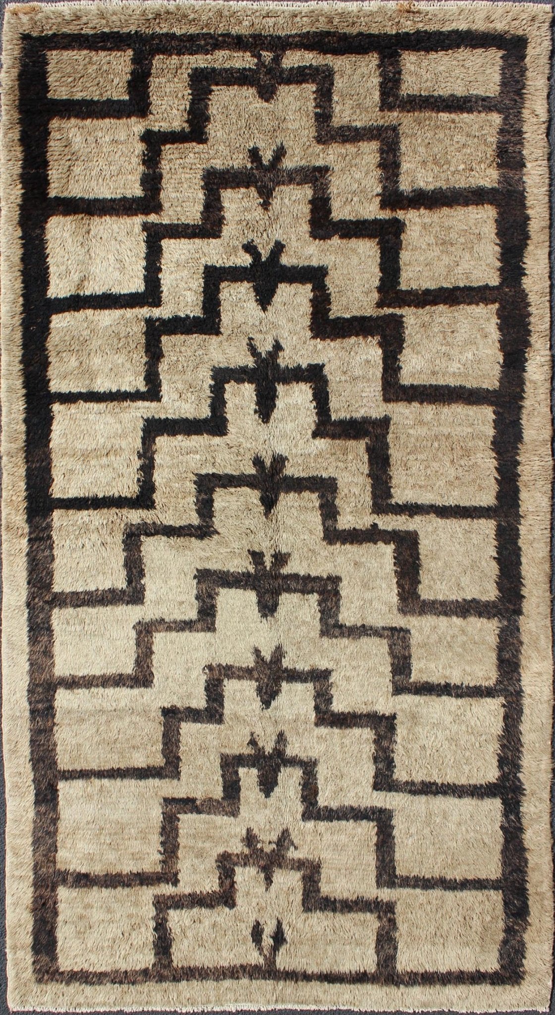 Made with very fine wool and Angora blend, this vintage Turkish Tulu carpet displays Mid - Century Modern design with connected Tribal pattern in brown and tan, Rug EN - 3312 / Keivan Woven Arts / country of origin / type: Turkey / Tulu circa mid - 20th cent... - Keivan Woven ArtsEN - 3312 - 5508Rug