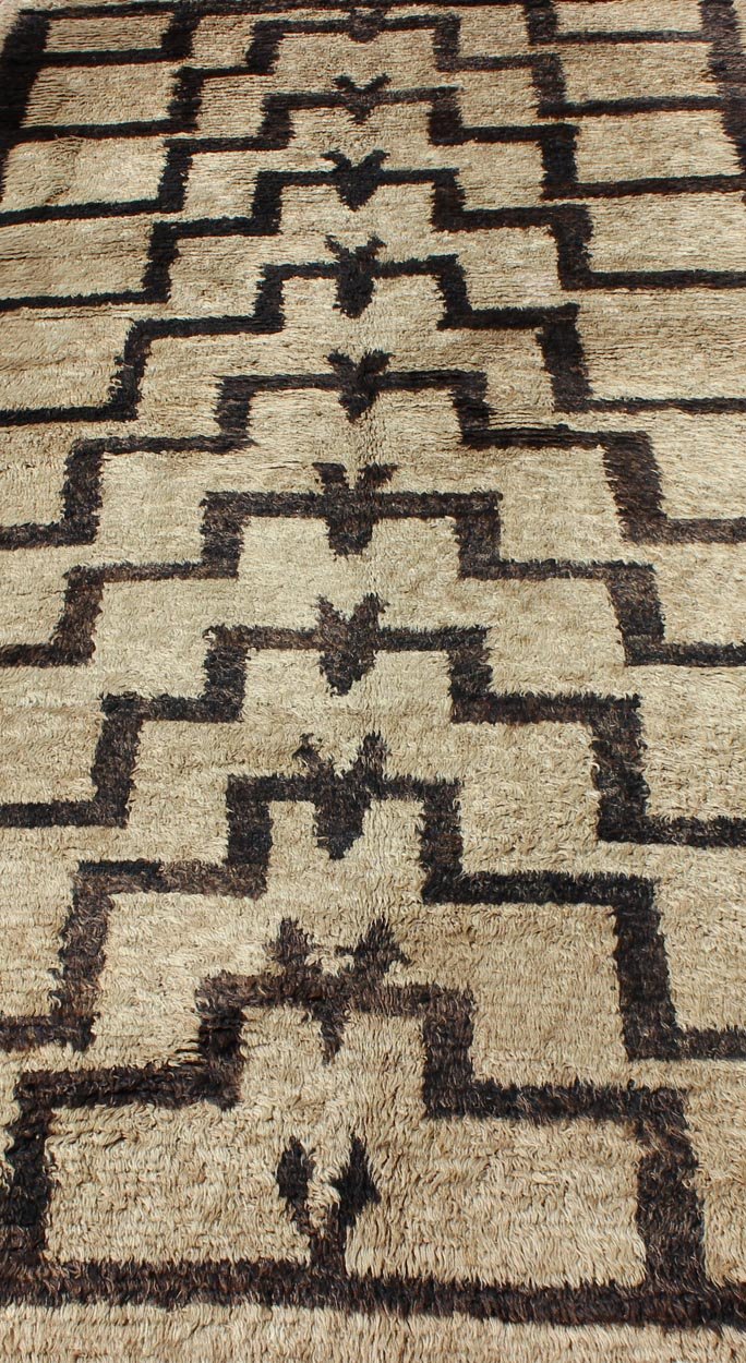 Made with very fine wool and Angora blend, this vintage Turkish Tulu carpet displays Mid - Century Modern design with connected Tribal pattern in brown and tan, Rug EN - 3312 / Keivan Woven Arts / country of origin / type: Turkey / Tulu circa mid - 20th cent... - Keivan Woven ArtsEN - 3312 - 5508Rug