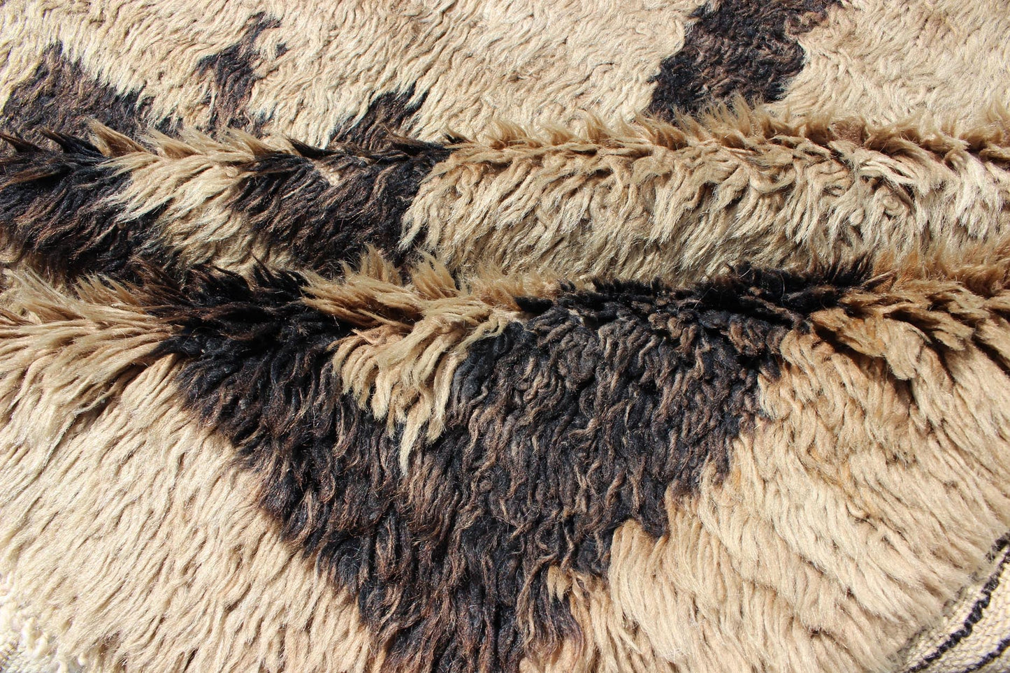 Made with very fine wool and Angora blend, this vintage Turkish Tulu carpet displays Mid - Century Modern design with connected Tribal pattern in brown and tan, Rug EN - 3312 / Keivan Woven Arts / country of origin / type: Turkey / Tulu circa mid - 20th cent... - Keivan Woven ArtsEN - 3312 - 5508Rug