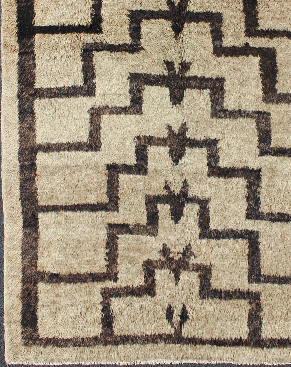 Made with very fine wool and Angora blend, this vintage Turkish Tulu carpet displays Mid - Century Modern design with connected Tribal pattern in brown and tan, Rug EN - 3312 / Keivan Woven Arts / country of origin / type: Turkey / Tulu circa mid - 20th cent... - Keivan Woven ArtsEN - 3312 - 5508Rug