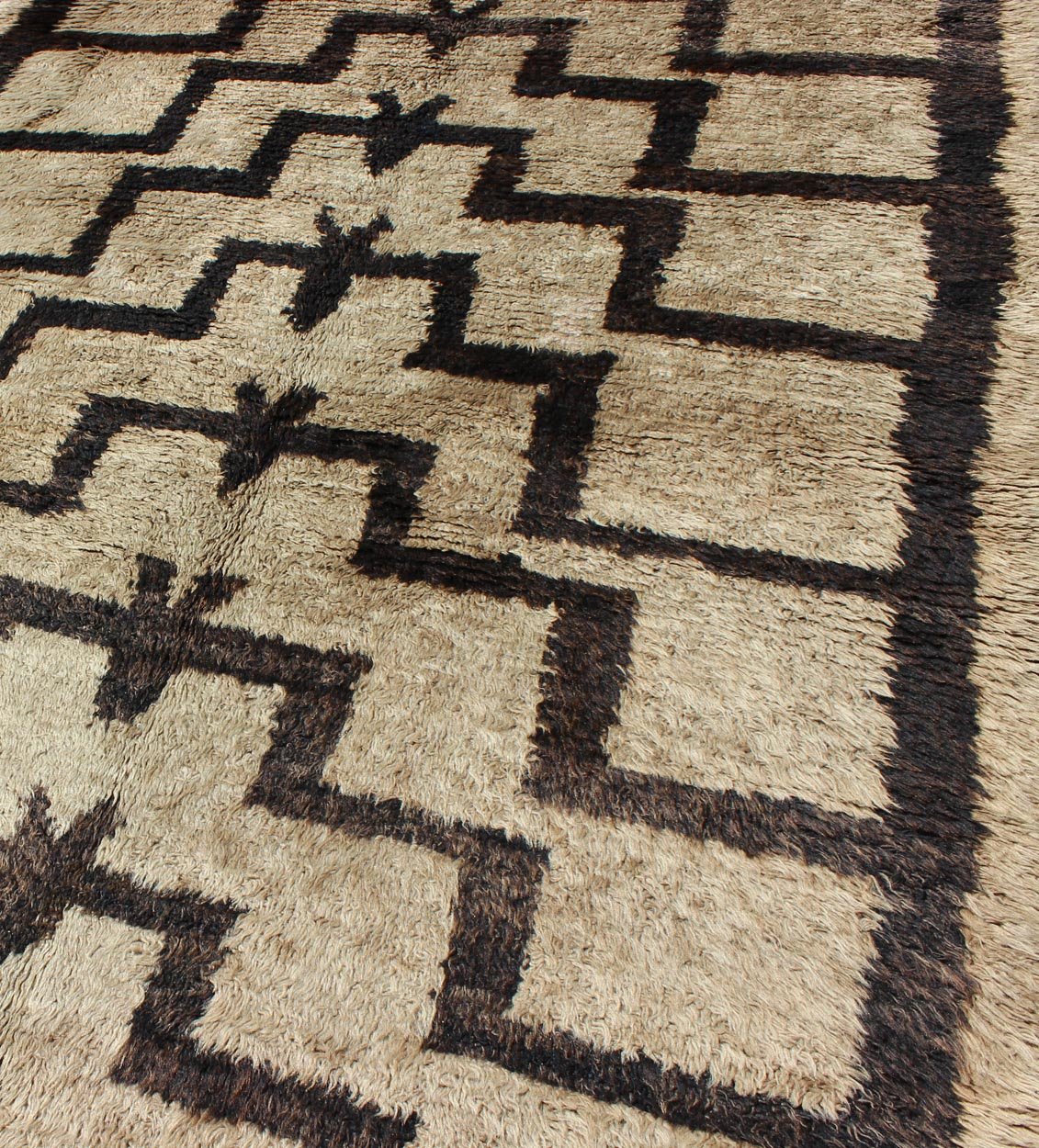 Made with very fine wool and Angora blend, this vintage Turkish Tulu carpet displays Mid - Century Modern design with connected Tribal pattern in brown and tan, Rug EN - 3312 / Keivan Woven Arts / country of origin / type: Turkey / Tulu circa mid - 20th cent... - Keivan Woven ArtsEN - 3312 - 5508Rug