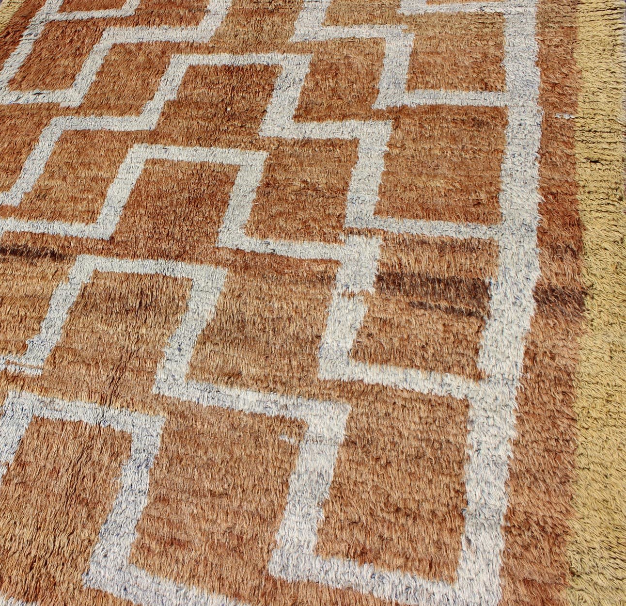 This vintage Tulu from mid - 20th century Turkey boasts an interconnected tribal pattern. The multi - tiered pattern consists of ivory outlines set on a light orange field. The contrast of color adds a particular depth to accentuate the unique style of thi... - Keivan Woven ArtsEN - 3313 - 5514Rug