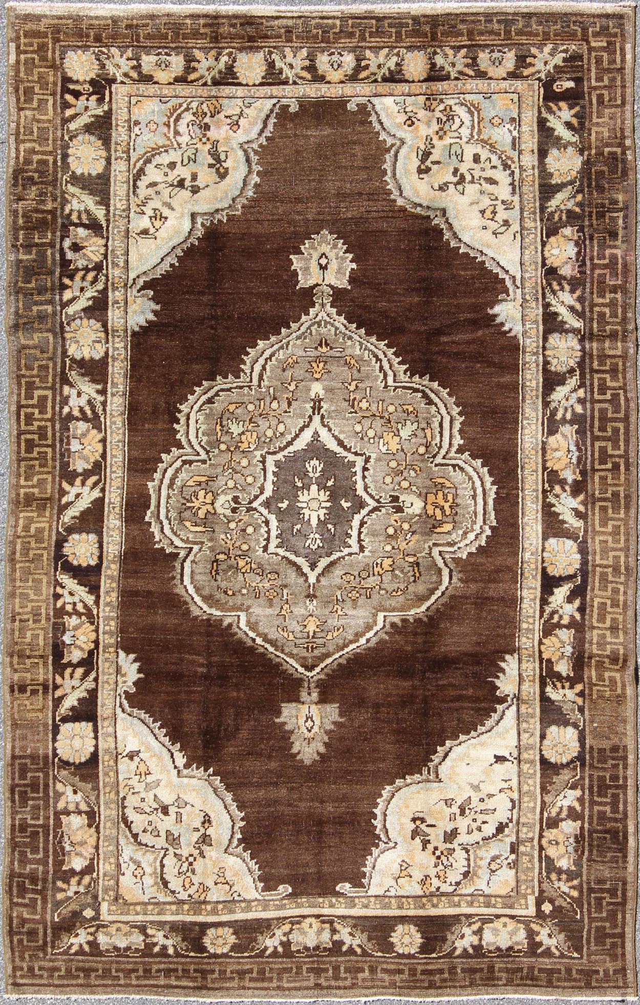 Brown Background Floral Medallion Vintage Turkish Oushak Rug in Ivory and Taupe, rug en - 505, country of origin / type: Turkey / Oushak, circa mid - 20th century This vintage Turkish Oushak rug (circa mid - 20th century) features a unique blend of co... - Keivan Woven ArtsEN - 505 - 5973Rug