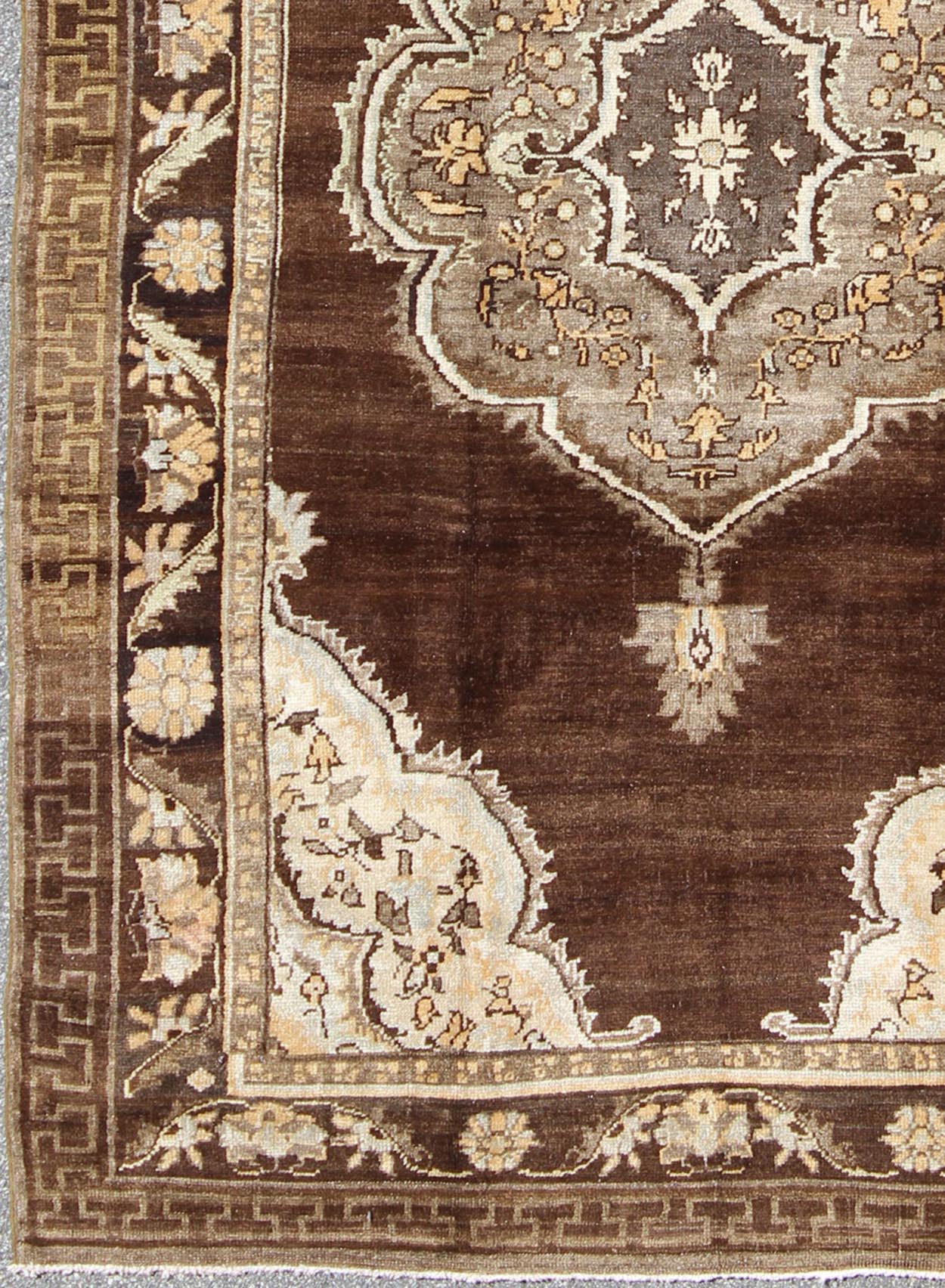 Brown Background Floral Medallion Vintage Turkish Oushak Rug in Ivory and Taupe, rug en - 505, country of origin / type: Turkey / Oushak, circa mid - 20th century This vintage Turkish Oushak rug (circa mid - 20th century) features a unique blend of co... - Keivan Woven ArtsEN - 505 - 5973Rug