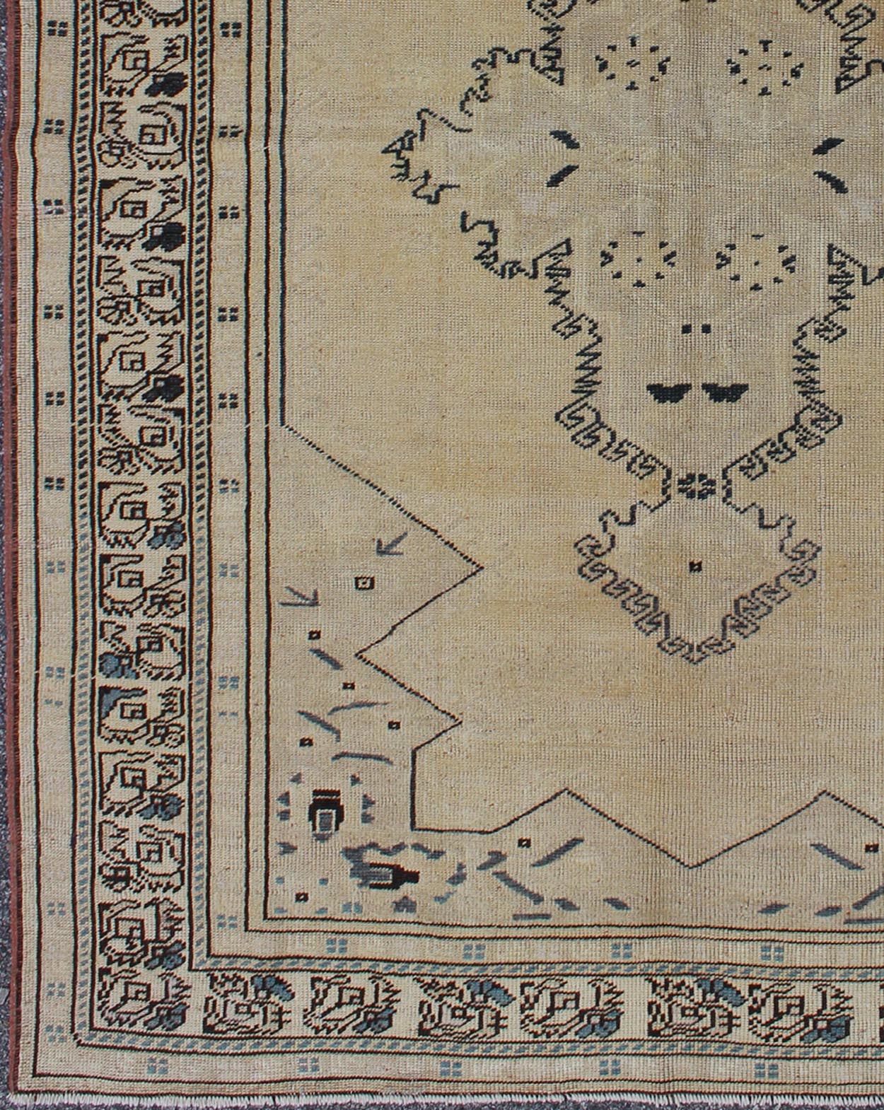Keivan Woven Arts - Vintage Turkish Oushak Geometric Rug in Butter, Cream, Black, Taupe & Teal, Medallion design Vintage Turkish Oushak Geometric Rug in Butter, Cream, Black, Taupe & Teal , rug en - 615, country of origin / type: Turkey / Oushak, circa 194... - Keivan Woven ArtsEN - 615 - 4440Rug