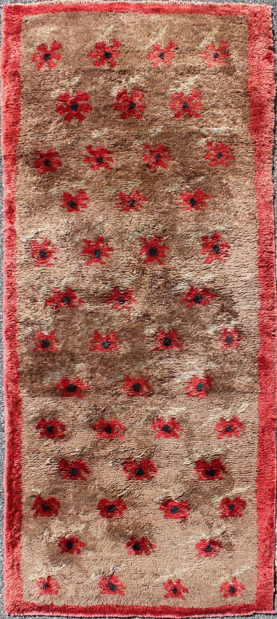 Hi Pile Mid - Century Turkish Tulu Rug with Floating Red Flowers Design, rug en - 625, country of origin / type: Turkey / Tulu, circa 1950s Hi Pile Midcentury Turkish Tulu Rug With Floating Flowers Design in Light Camel and red This mid - century Tulu... - Keivan Woven ArtsEN - 625 - 2748Rug
