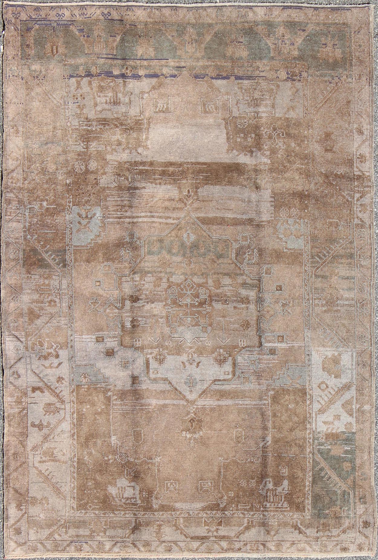 Faded Brown and Gray Vintage Oushak Rug from Turkey with Medallion Design kwarugs Faded brown and gray vintage Oushak rug from Turkey with Medallion design, rug en - 6451, Keivan Woven Arts country of origin / type: Turkey / Oushak, circa 1940s ... - Keivan Woven ArtsEN - 6451 - 7115Rug