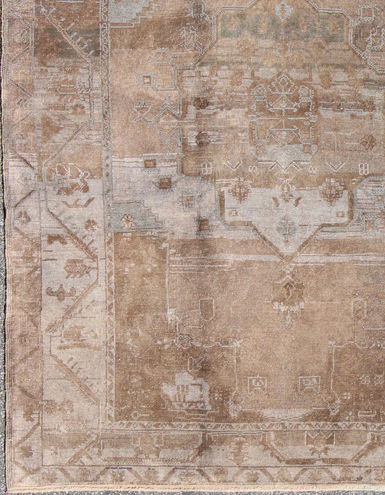 Faded Brown and Gray Vintage Oushak Rug from Turkey with Medallion Design kwarugs Faded brown and gray vintage Oushak rug from Turkey with Medallion design, rug en - 6451, Keivan Woven Arts country of origin / type: Turkey / Oushak, circa 1940s ... - Keivan Woven ArtsEN - 6451 - 7115Rug
