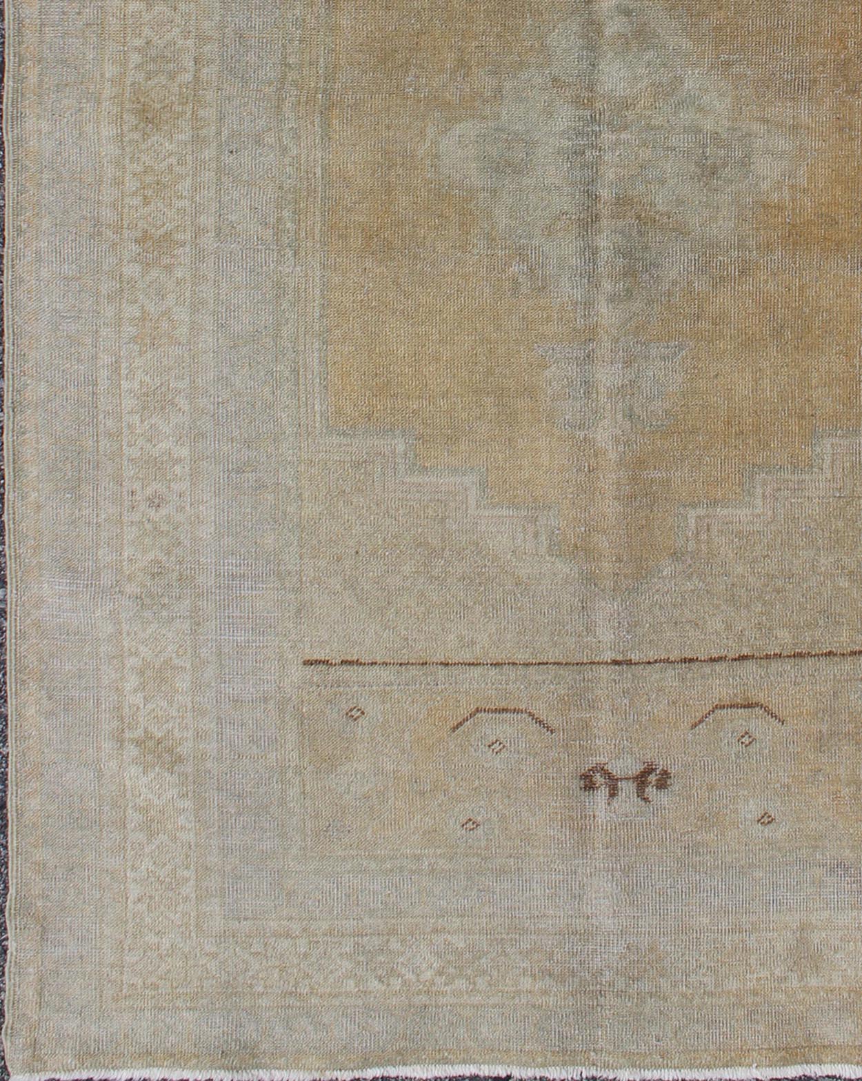 Faded Turkish Oushak Carpet with Geometric Floral Motifs in Tan, Yellow & Gray Turkish Oushak Carpet with Geometric Floral Motifs rug/en - 92944, origin/turkey kwarugs This faded Oushak rug features an intricately beautiful design. The ... - Keivan Woven ArtsEN - 92944 - 1662Rug