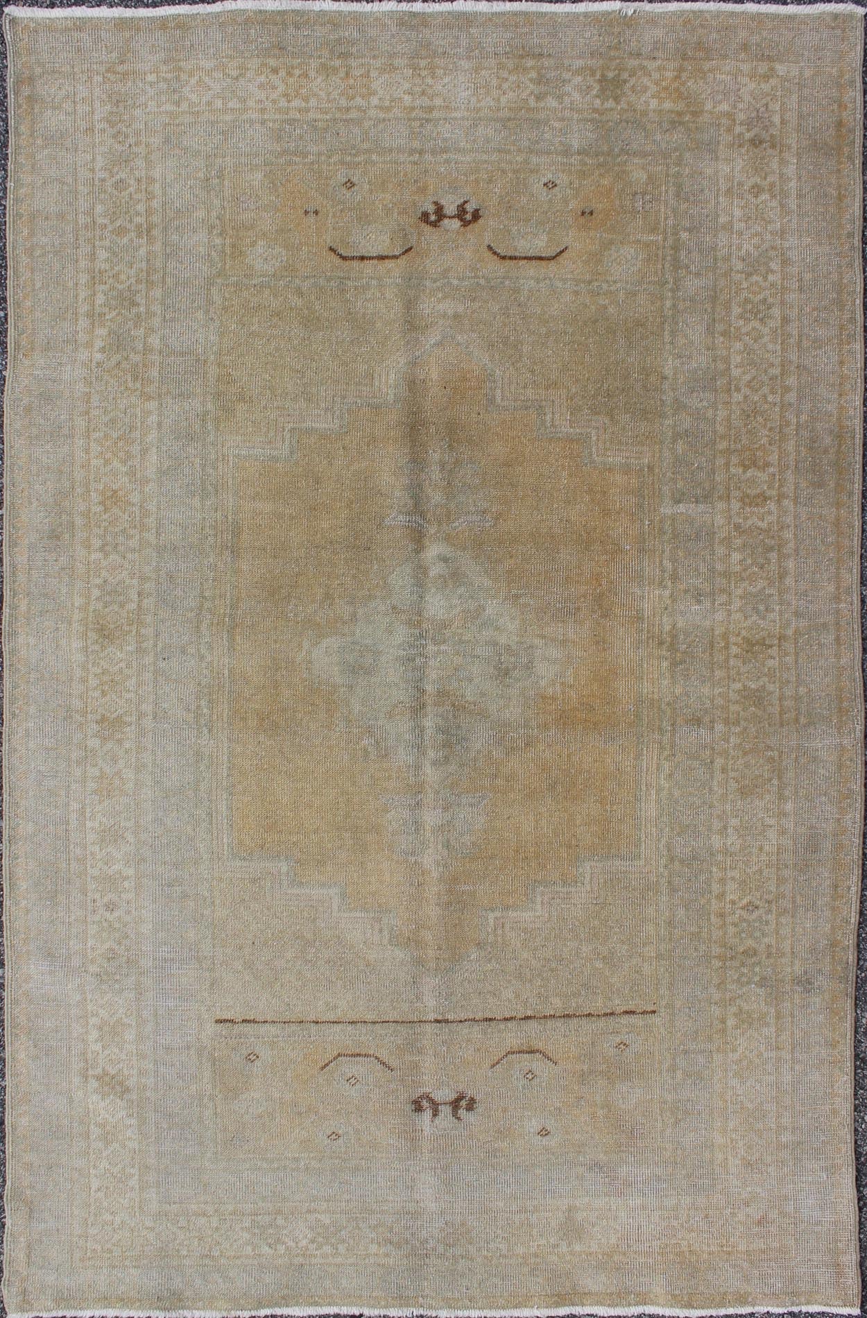 Faded Turkish Oushak Carpet with Geometric Floral Motifs in Tan, Yellow & Gray Turkish Oushak Carpet with Geometric Floral Motifs rug/en - 92944, origin/turkey kwarugs This faded Oushak rug features an intricately beautiful design. The ... - Keivan Woven ArtsEN - 92944 - 1662Rug